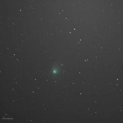 Pimeä tähtitaivas, jossa keskellä vihertävä valopallo, joka on komeetta C/2022 E 3 (ZTF). Ympärillä pisteinä valoja, jotka ovat tähtiä.