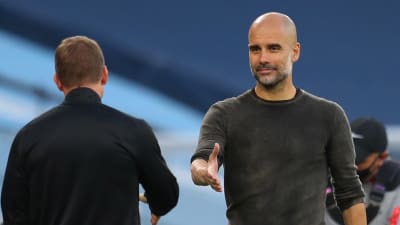 Pep Guardiola sträcker ut handen mot Brendan Rodgers.