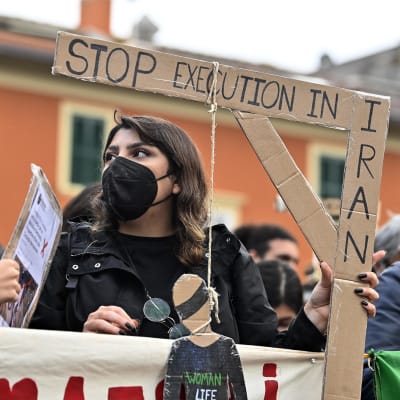 Demonstration som kräver ett stopp på hängning av människor i Iran. ar och anhängare protesterar utanför den iranska ambassaden i Rom, Italien, den 10 december 2022 efter avrättningen av en demonstrant i Iran.