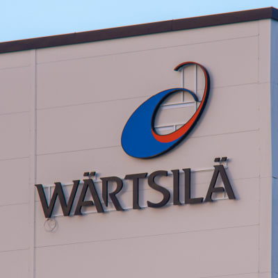 Wärtsilä logotyper på en vit fabriksfasad