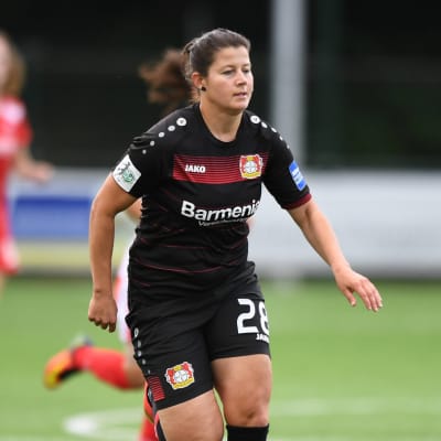 Gentjana Rochi i Bayer Leverkusens tröja.