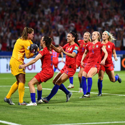 USA:s spelare rusar fram och gratulerar målvakten Alyssa Naeher.