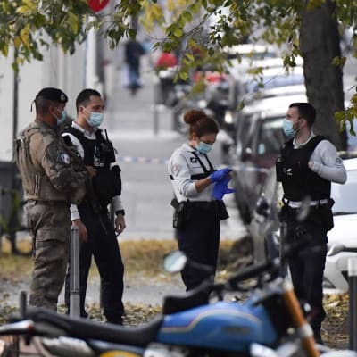 Säkerhets- och nödpersonal på plats i Lyon, Frankrike där en skottlossning inträffat den 31 oktober 2020.