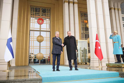 President Sauli Niinistö skakar hand med Recep Tayyip Erdogan i Ankara.