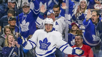 Auston Matthews ler på isen framför fantatisk publik.