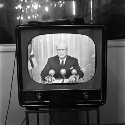 Tv-vastaanotin, josta näkyy presidentti Kekkonen pitämässä uudenvuodenpuhetta 1958