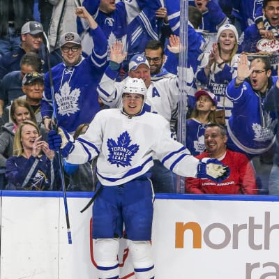 Auston Matthews ler på isen framför fantatisk publik.