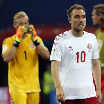 Christian Eriksen i förgrunden, Kasper Schmeichel i bakgrunden