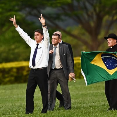 Brasilian presidentti Jair Bolsonaro tervehtii kannattajiaan joulukuussa 2022.