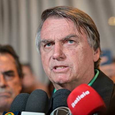 Jair Bolsonaro håller presskonferens.