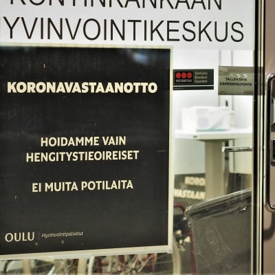 Oulun Kontinkankaan hyvinvointikeskuksen koronavastaanoton ovi, jossa kyltti KORONAVASTAANOTTO. Hoidamme vain hengitystieoireiset. Ei muita potilaita.