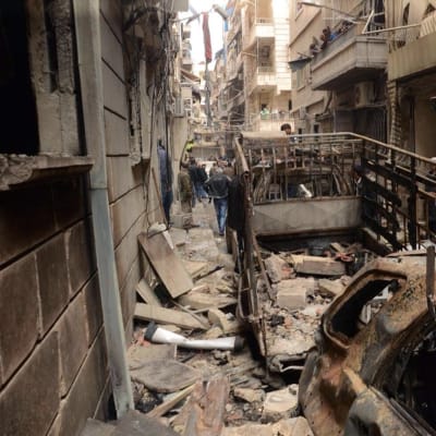 Spåren efter en raketattack från rebellsidan i regimkontrollerade delar av Aleppo 11.4.2014