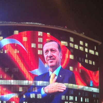 Presidentti Erdoganin kuva heijastettuna hotellin ulkoseinälle.