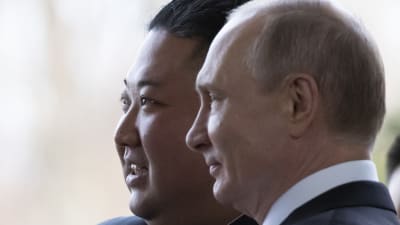 Kim Jong-Un och Vladimir Putin poserar för kameror efter toppmötet i Vladivostok.