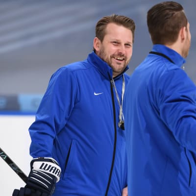 Antti Pennanen hymyilee Nuorten Leijonien harjoituksissa vuoden 2021 MM-kisoissa.