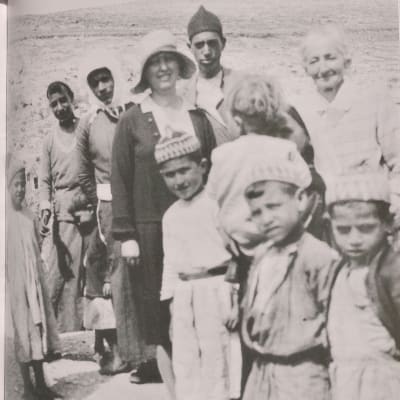 Hilma Granqvist och Sitt Louisa omgivna av barn i byn Artas i Palestina. Hilma intresserade sig särskilt för barnens skolgång, som hon tyckte att gärna hade fått vara bättre ordnad. 1920-talet.
