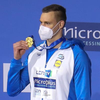 Ari-Pekka Liukkonen poserar med guldmedalj.
