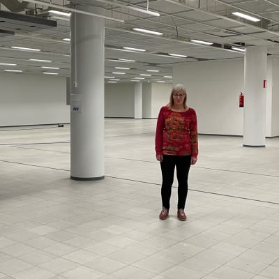 Lappeenrannan kirjastotoimenjohtaja Marja Huuhtanen seisoo pääkirjaston tulevassa väistötilassa kauppakeskus Isossa-Kristiinassa.