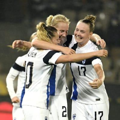 Finlands fotbollsdamer firar segermålet över Skottland på hemmaplan i Helsingfors.