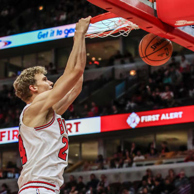 Lauri Markkanen dunkar bollen.