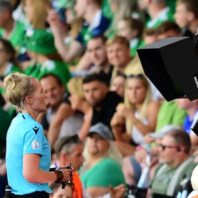 Erotuomari Lina Lehtovaara katsomassa VAR-ruutua EM-kisojen ottelussa Norjan ja Pohjois-Irlannin välillä 7.7.2022.
