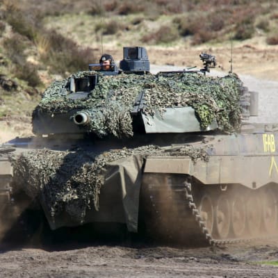 Pansarvagn av typen Leopard II under en militäövning.