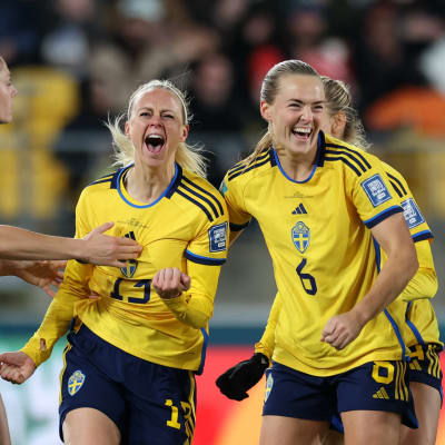 Ruotsi juhlimassa Amanda Ilestedtin maalia.
