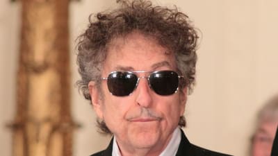 Bob Dylan på en ceremoni för att motta en frihetsmedalj.
