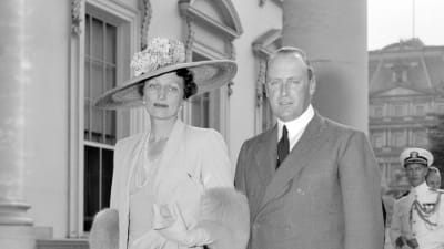 Svartvit bild av prinsessan Märta och prins Olav utanför Vita huset i Washington.