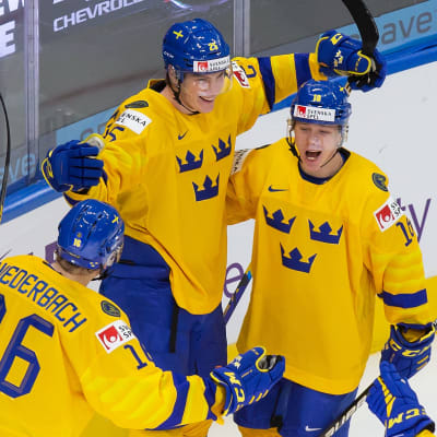 Svenska spelare firar ett mål i segermatchen mot Tjeckien.