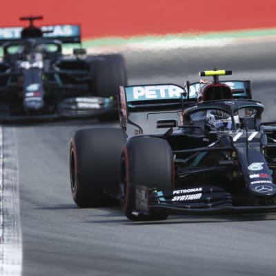 Lewis Hamilton skuggar Valtteri Bottas på banan i lördagens tidskval.