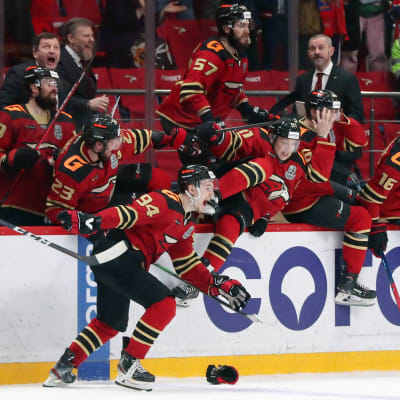 Avangard Omsk firar KHL-titeln.