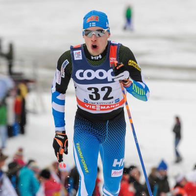 Iivo Niskanen tar ett skidsteg i spåret under Tour de ski 2016.