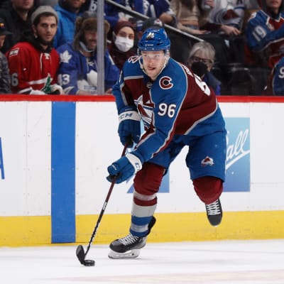 Mikko Rantanen med pucken.