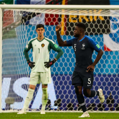 Belgiens målvakt Thibaut Courtois och Frankrikes målskytt Samuel Umtiti.