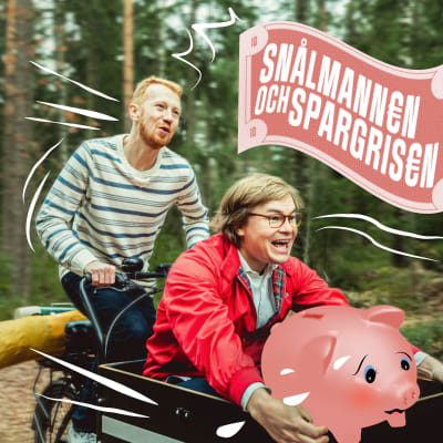 Joni och Elias cyklar med en spargris i bagaget och en flagget på höjd med texten "Snålmannen och Spargrisen".