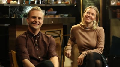 Janne Grönroos och Sonja Kailassaari i Efter Nios studio.
