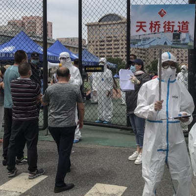 Invånare i Peking som besökt Xinfadi Market testas för covid-19. 