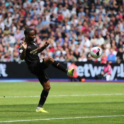 Sterling lobbar in bollen över en utrusande Fabianski