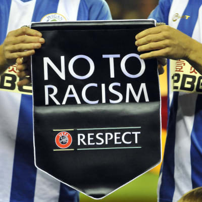 Vimpel med texten säg nej till rasism
