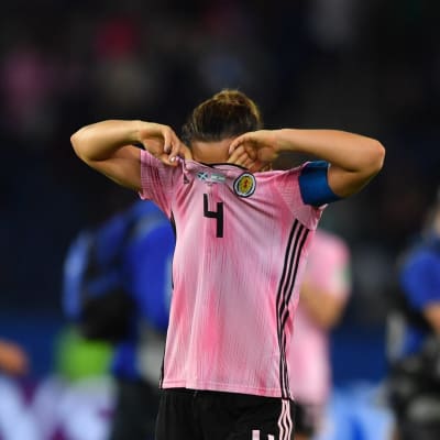 Skottlands lagkapten Rachel Corsie deppar efter att Skottland åkt ut EM efter 3-3 mot Argentina.
