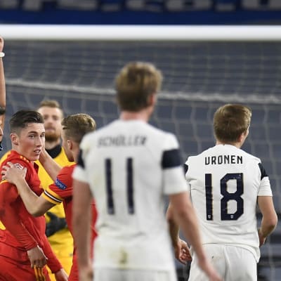 Jere Uronen får rött kort mot Wales.