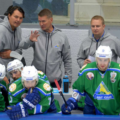Erkka Westerlund med sina assisterande tränare och spelare.