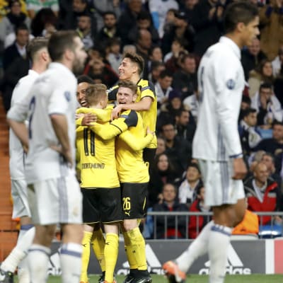 Dortmund-spelare firar mål.