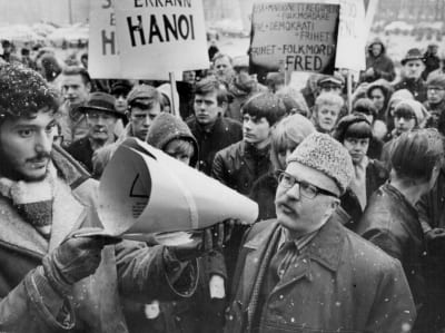 Skriftställaren Jan Myrdal på en demonstration våren 1966.