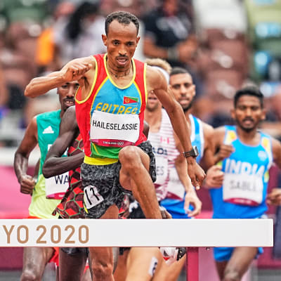 Yemane Haileselassie hoppar över ett hinder i OS i Tokyo.