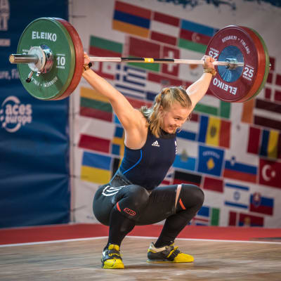 Aino Luostarinen nostaa painoja nuorten EM-kisoissa Rovaniemellä.