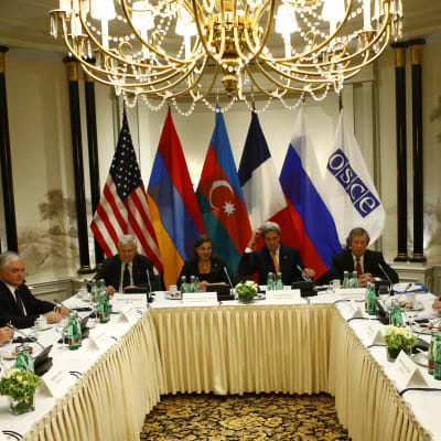 Armeniens president Serzh Sarkisian och Azerbajdzjans president Ilham Aliyev träffades i Wien där USA, Ryssland och Frankrike medlade mellan länderna