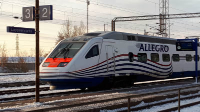 Ett Allegro-tåg vid stationen i Villmanstrand.