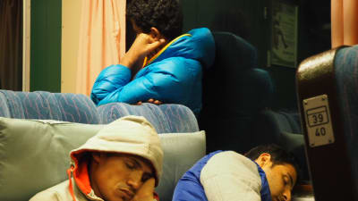 Sovande asylsökande irakier på nattåget från Kemi söderut.